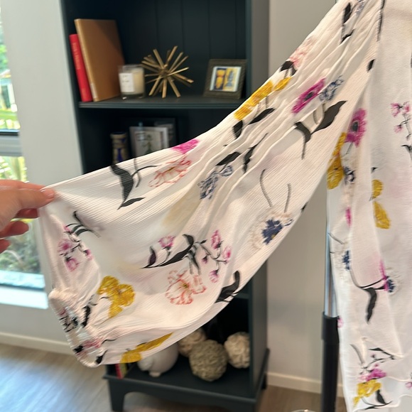 Like new Large Ann Taylor ivory sheer long sleeve blouse. 98% poly 2% spandex - Picture 4 of 9